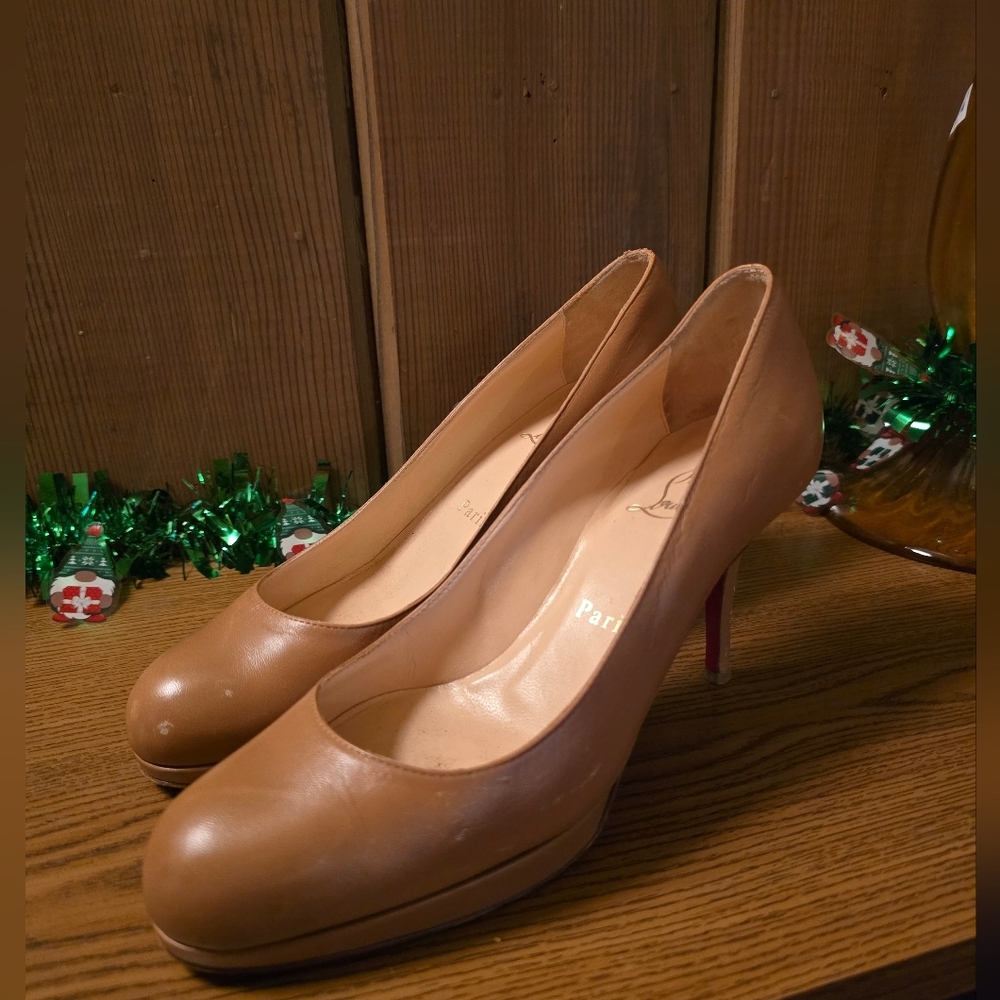 Christian Louboutin Elegant Tan Leather Pumps 36.5